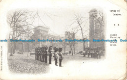 R111376 Tower Of London. Guard Mounting On Tower Green. Gale And Polden. 1914 - Otros & Sin Clasificación