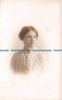 R111390 Old Postcard. Woman Portrait - Monde