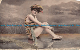R112454 Old Postcard. Woman - Welt