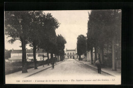 CPA Chinon, Avenue De La Gare Et La Gare, La Gare  - Chinon