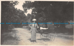R112513 Old Postcard. Woman And Baby Stroller - Wereld