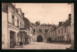 CPA Coucy-le-Chateau, L`Hotel Des Ruines Et La Porte De Laon  - Laon