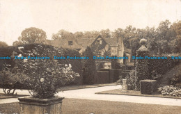 R111585 Old Postcard. House And Garden - Welt