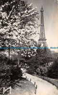 R112672 Images De Paris. Le Printemps Et La Tour Eiffel. Raymon. 1960 - Mundo