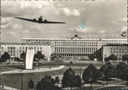 72186739 Berlin Flughafen Tempelhof Mit Luftbrueckendenkmal  Berlin - Otros & Sin Clasificación