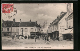 CPA Fère-en-Tardenois, La Place De La République  - Other & Unclassified