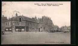 CPA La Fère, Place De L`Esplanade Un Jour De Marché, Justice De Paix, Musée, Bibliothèque  - Other & Unclassified