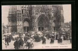 CPA Troyes, La Cathédrale, Sortie De Messe  - Troyes
