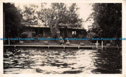 R111791 Old Postcard. Lake And House Near - Mundo
