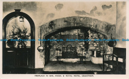 R111825 Fireplace In Bar. Angel And Royal Hotel. Grantham. Photochrom - Monde