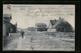 AK Wenningstedt /Sylt, Ortspartie Mit Reetdachhaus Und Spaziergänger  - Sylt