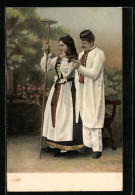 AK Mann Und Frau In Schwarzwälder Tracht Mit Rechen  - Costumes