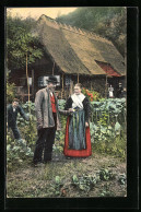 AK Mann Und Frau In Schwarzwälder Tracht In Einem Gemüsebeet  - Costumes