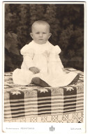 Fotografie Hoffmann, Weimar, Schröterstrasse 31, Kleinkind Im Kleid Sitzt Auf Einem Tisch  - Anonyme Personen
