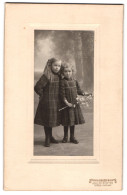 Fotografie Adolph Richter, Leipzig-Lindenau, Merseburger Strasse 61, Zwei Mädchen In Karierten Kleidern  - Anonyme Personen