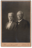 Fotografie Hermann Hauschild, Zittau I. Sa., Reichenbergerstrasse 28, Älteres Paar In Eleganter Kleidung  - Anonyme Personen