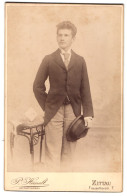 Fotografie P. Heinelt, Zittau, Frauentorstrasse 7, Junger Mann In Anzugjacke Mit Krawatte  - Anonyme Personen