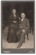 Fotografie Fritz Helbsing, Peine, Breite Strasse 33-34, Ältere Dame Und Herr In Hübscher Kleidung  - Anonyme Personen