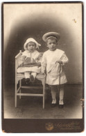 Fotografie Residenz Atelier, Potsdam, Brandenburgerstrasse 49-52, Junge Im Kleid Mit Kleinem Mädchen  - Anonyme Personen