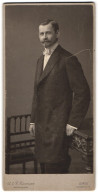 Fotografie A. & F. Naumann, Leipzig, Dorotheenstrasse 6, Elegant Gekleideter Herr Mit Victor-Emanuel Bart  - Anonyme Personen