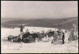 Fotografie Brück & Sohn Meissen, Ansicht Schellerhau I. Erzg., Blick Auf Den Ort Im Tiefen Winter Mit Ski Fahrer  - Orte