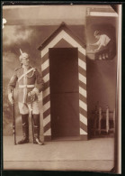 Fotografie Brück & Sohn Meissen, Ansicht Meissen I. Sa., Soldat Der Gardereiter In Uniform Mit Pickelhaube, Schilderh  - Krieg, Militär