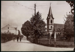 Fotografie Brück & Sohn Meissen, Ansicht Schwepnitz I. Sa., Strassenpartie Mit Der Schule Und Kirche  - Lieux