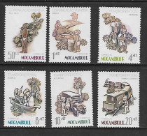 MOZAMBIQUE 1983 TRAINS-VOITURES-SERVICES POSTAUX  YVERT N°934/939 NEUF MNH** - Trenes