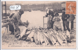 CONCARNEAU- LA PECHE AU THON- DEBARQUEMENT DU POISSON SUR LA DIGUE - Concarneau