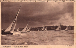 (RECTO / VERSO)  ARCACHON - VOILIERS SUR LES FLOTS BLEUS - LEO NEVEU - CPA VOYAGEE - Arcachon