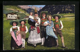 Cartolina Dolomiti-Val Gardena, Italienische Familie In Trachten  - Ohne Zuordnung