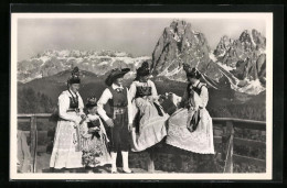 Cartolina Junge Familie In Grödnertrachten-Dolomiten  - Ohne Zuordnung