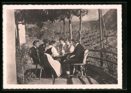 Cartolina Fröhliche Runde Beim Wein In Trachten Aus Bolzano  - Unclassified