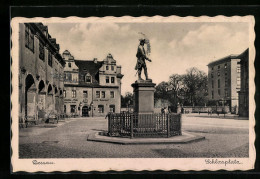 AK Dessau, Schlossplatz Mit Denkmal  - Dessau