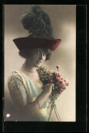 AK Hübsche Dame Mit Hut Und Blumenstrauss  - Fashion