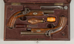 Pair Of French Boxed Dueling Pistols - Armas De Colección