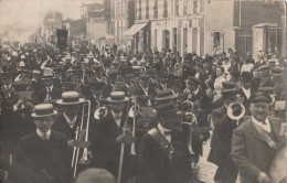 C17-93) MONTREUIL - CARTE PHOTO GONDRY - DEFILE - TRES ANIMEE - FANFARE - ( 2 SCANS ) - Montreuil