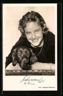 AK Schauspielerin Maria Schell Mit Hund, Mit Original Autograph  - Acteurs