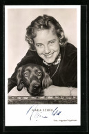 AK Schauspielerin Maria Schell Mit Herzlichem Lächeln Und Hund, Mit Original Autograph  - Acteurs