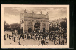 AK Potsdam, Nagelung Eines Eisernen Kreuzes Am Brandenburger Tor, Grosse Menschenmenge  - Guerre 1914-18