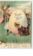 N°11789 - Carte Fantaisie Gaufrée - Joyeuses Pâques - Enfants Jouant Autour D'un Oeuf - Pasen