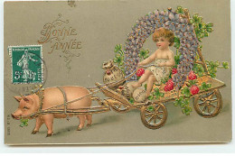 N°18423 - Carte Gaufrée - Bonne Année - Enfant Dans Une Charette Tirée Par Un Cochon - Nieuwjaar