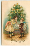N°16277 - Carte Gaufrée - Vroolijk Kerstfeest - Enfants Parlant Devant Un Sapin - Autres & Non Classés