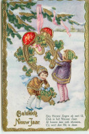 N°15173 - Carte Gaufrée - Gelukkig Nieuw Jaar - Enfants Accrochant Dans Un Arbre Des Portes Bonheur - Nouvel An
