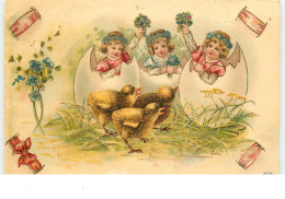 N°15181 - Fillettes Sortant D'oeufs Devant Des Poussins - Easter