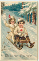 N°13939 - Carte Gaufrée - Bonne Année - Couple D'enfants Sur Une Luge - New Year