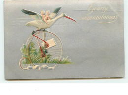 N°6593 - Carte Gaufrée - Hearty Congratulations - Cigogne Faisant Du Vélo - Birth