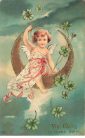 N°23972 - Carte Gaufrée - Nouvel An  - Ange Avec Des Trèfles Assis Sur Un Croissant De Lune - Nouvel An