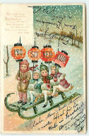 N°22935 - Carte Gaufrée - Prosit Neujahr - Enfants Sur Une Luge Portant Des Lampions - Nieuwjaar