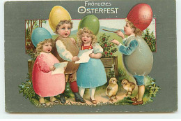 N°21769 - Carte Gaufrée - Fröhliches Osterfest - Enfants Habillés Avec Des Oeufs Chantant - Pâques